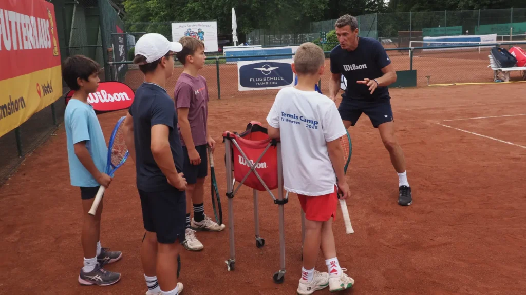 Wimbledon-Star Patrik Kühnen trainiert Uetersener Tennis-Kids